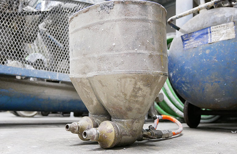 双頭ガン(二色を一度に吹き付けることができます。)